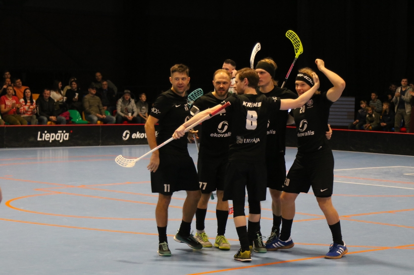 Ziemassvētku karuselī pilni dāvanu maisi