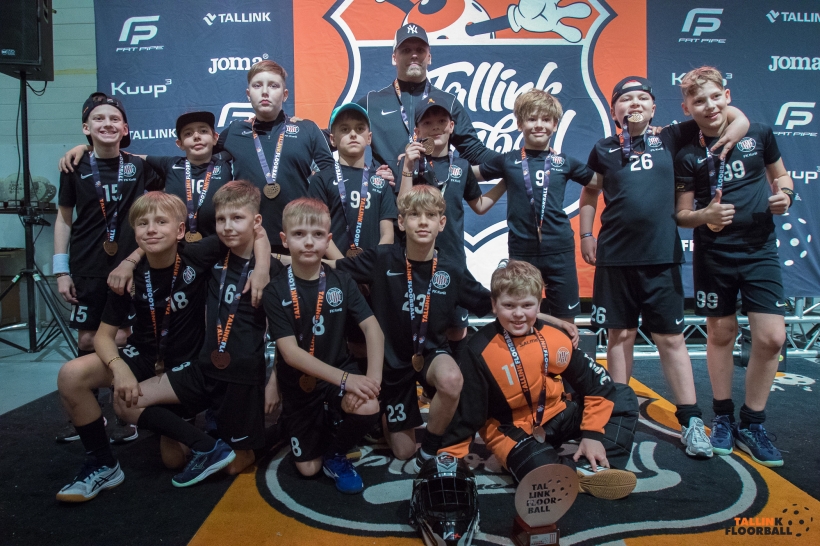 Kuršu jaunieši no Tallinas pārved divus kausus