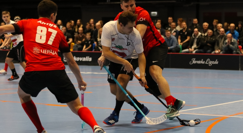 Izmantoja izšķirošos brīžus un sakāva vardes