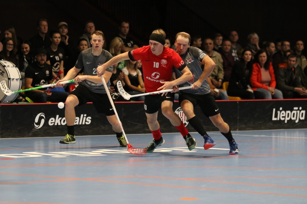 Trīs punkti divās dažādās spēlēs 