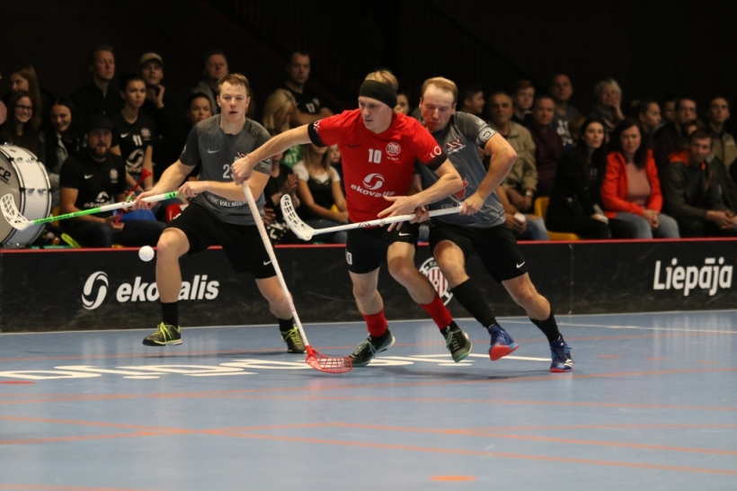 Trīs punkti divās dažādās spēlēs 